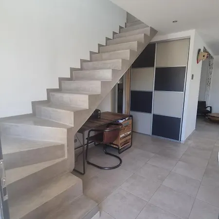 With Swimming Pool 150m2 Cournonsec